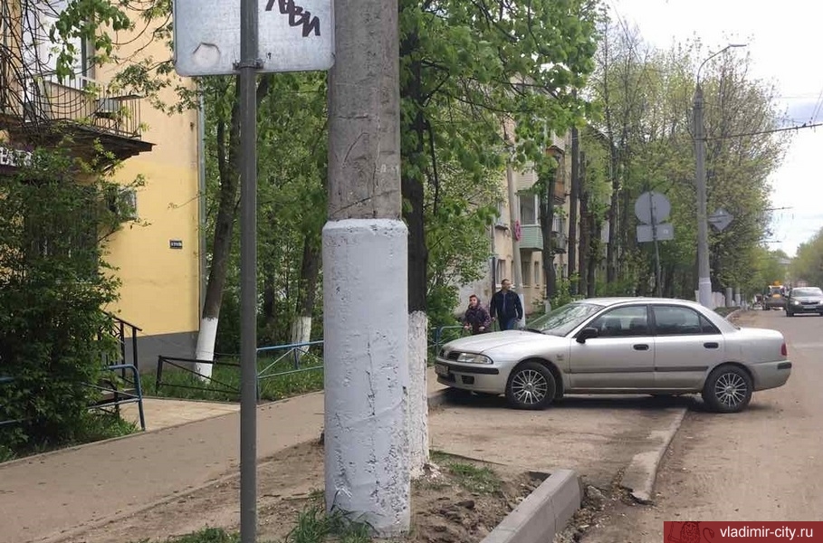 Сити-менеджер Владимира раскритиковал парковки на улице Усти-на-Лабе Сити-менеджер Владимира раскритиковал парковки на улице Усти-на-Лабе