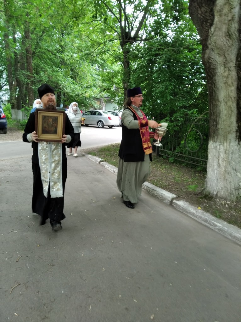 В Муроме православные провели крестный ход вокруг коронавирусной больницы