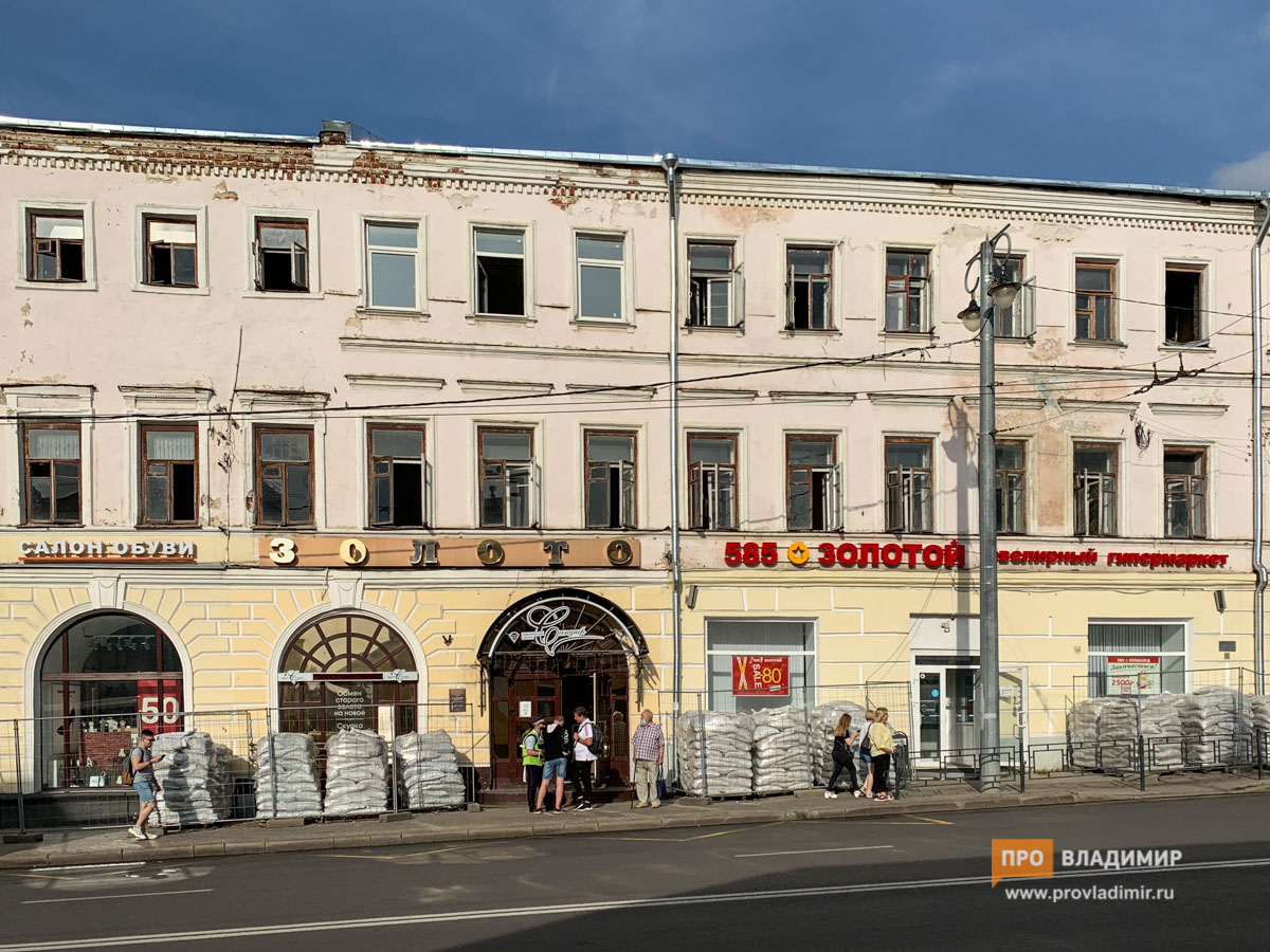 Пестрые вывески и реклама портят внешний облик Владимира. Что делать