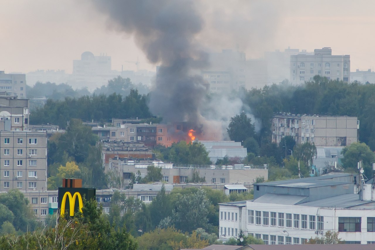 Во Владимире пожар в частном доме перекинулся на пятиэтажку