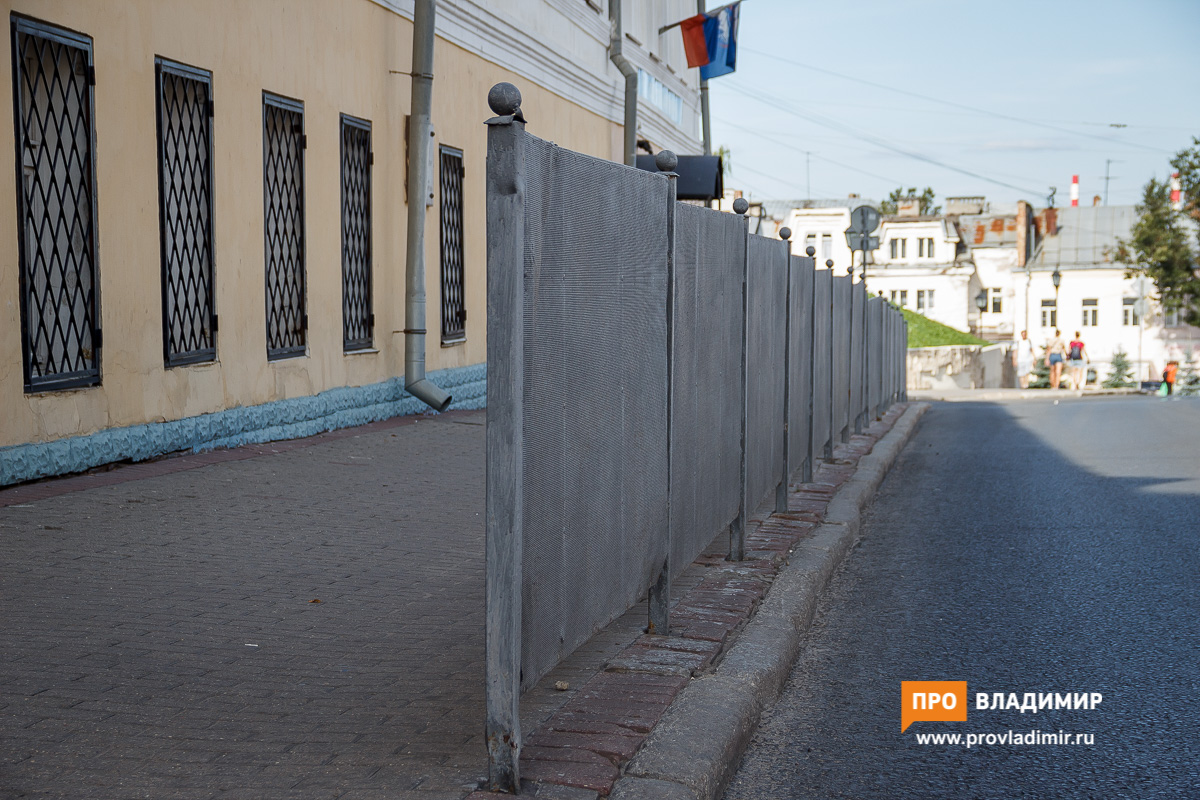 Владимирцы о пешеходных ограждениях: «Скоро превратимся в стадо овечек в загончиках»