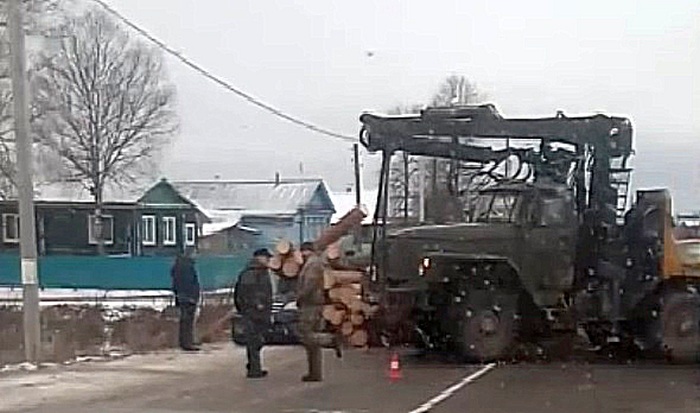 Во Владимирской области с грузовика посыпались бревна на легковушку