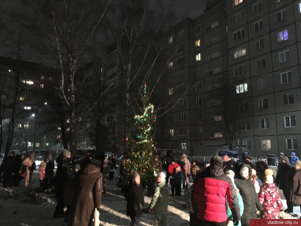 Во Владимире проходят «ёлки». Судя по фотографиям, без масок и дистанции Во Владимире проходят «ёлки». Судя по фотографиям, без масок и дистанции