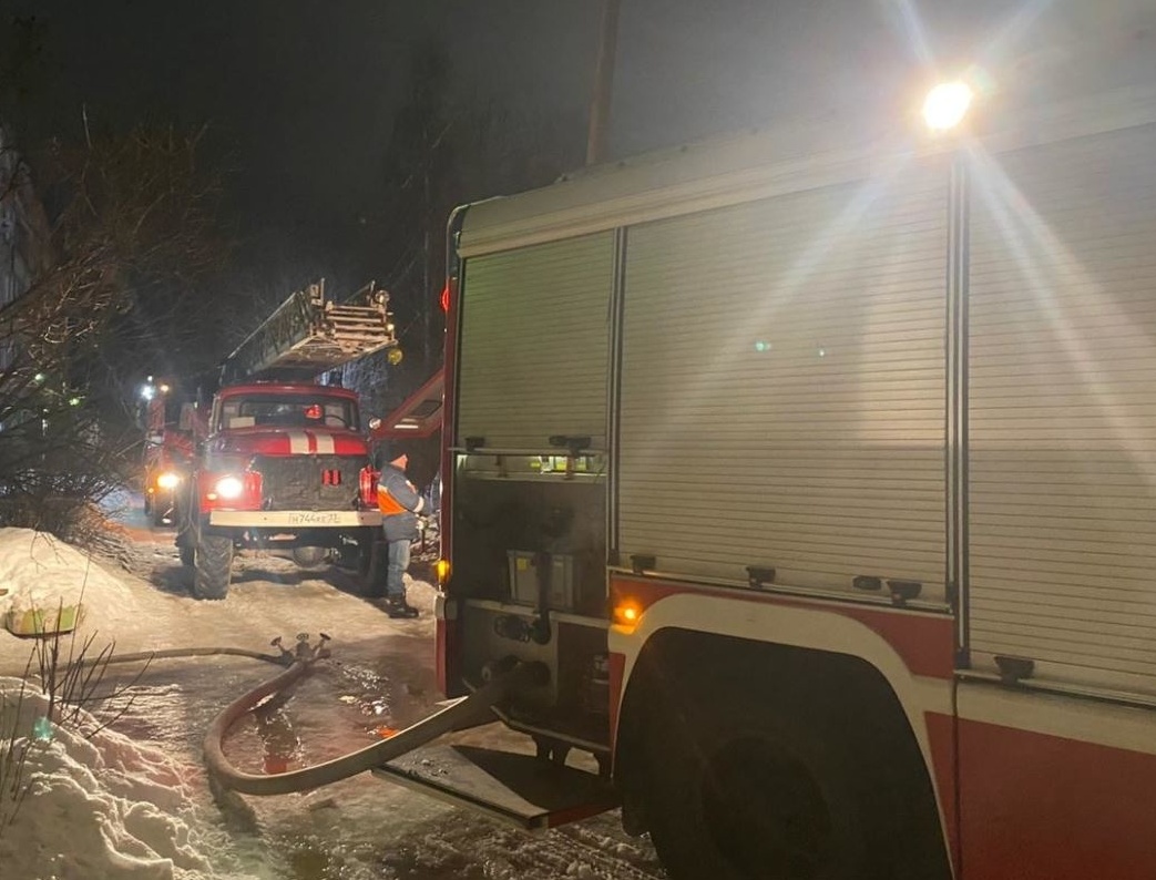 Во Владимирской области пожарные вынесли женщину из задымленной квартиры Во Владимирской области пожарные вынесли женщину из задымленной квартиры