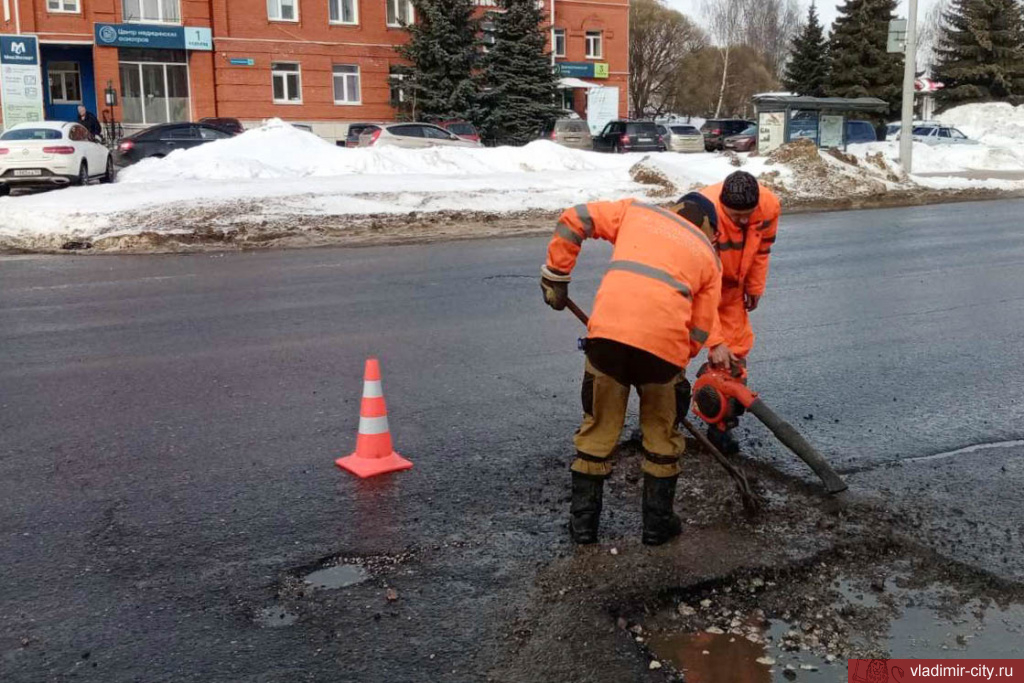 Во Владимире заделывают ямы на дорогах