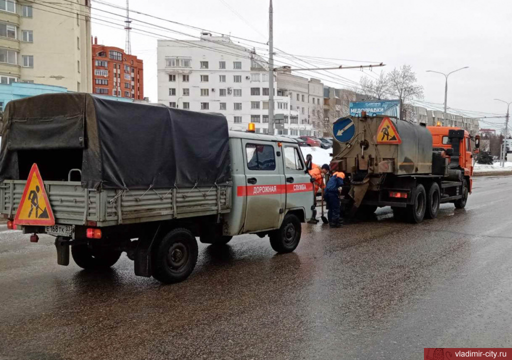 Во Владимире заделывают ямы на дорогах