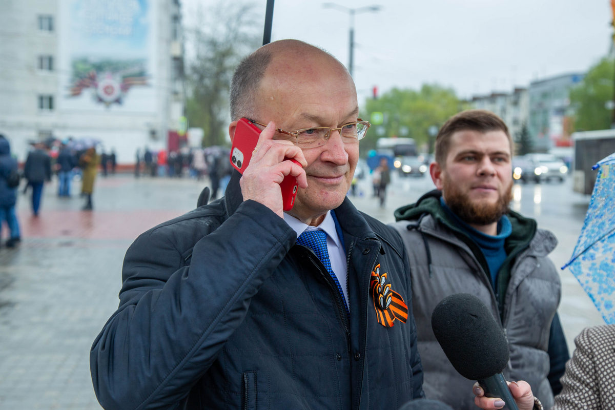 Во Владимире возложили цветы к Вечному огню и поздравили фронтовиков по телефону