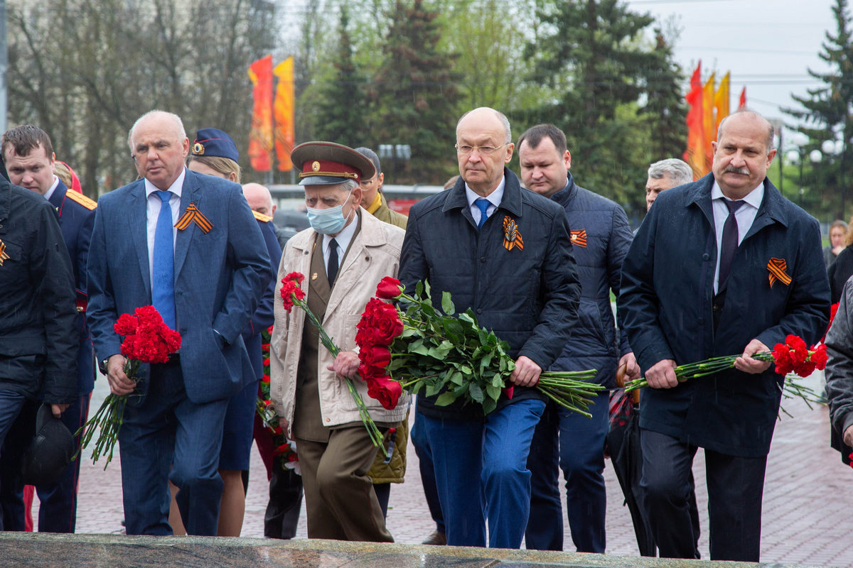 Во Владимире возложили цветы к Вечному огню и поздравили фронтовиков по телефону