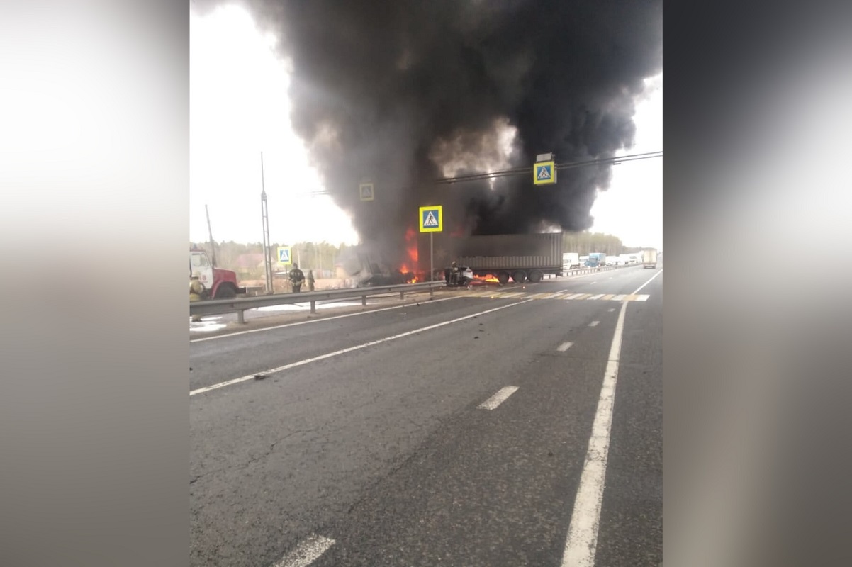 Во Владимирской области в ДТП с участием двух фур и легковушки погиб человек