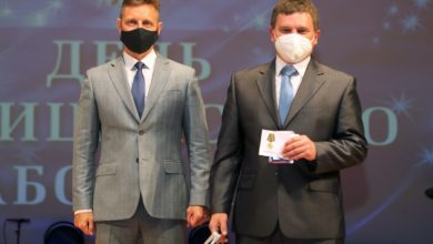 Сипягин поздравил медиков и призвал совместно блокировать третью волну COVID-19
