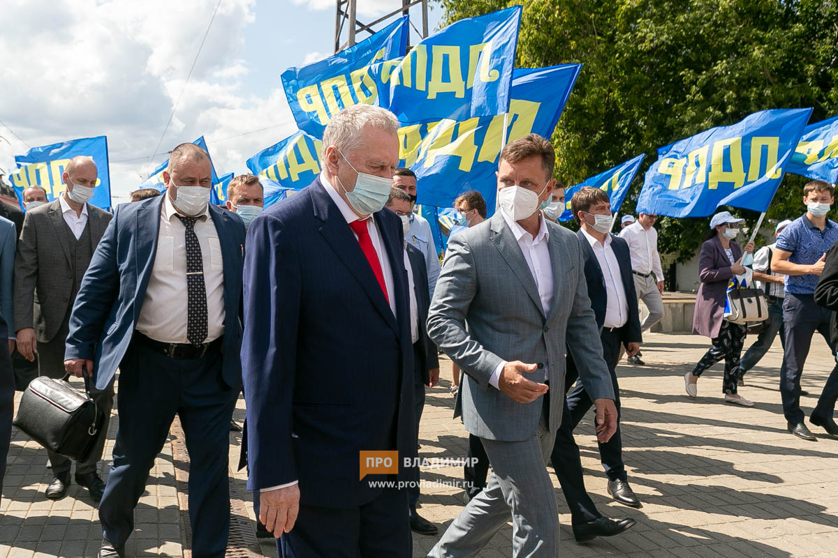 Жириновский посетил хлебокомбинат, держа владимирцев на социальной дистанции