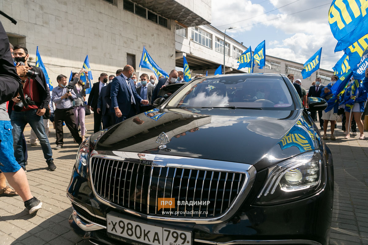 Жириновский посетил хлебокомбинат, держа владимирцев на социальной дистанции