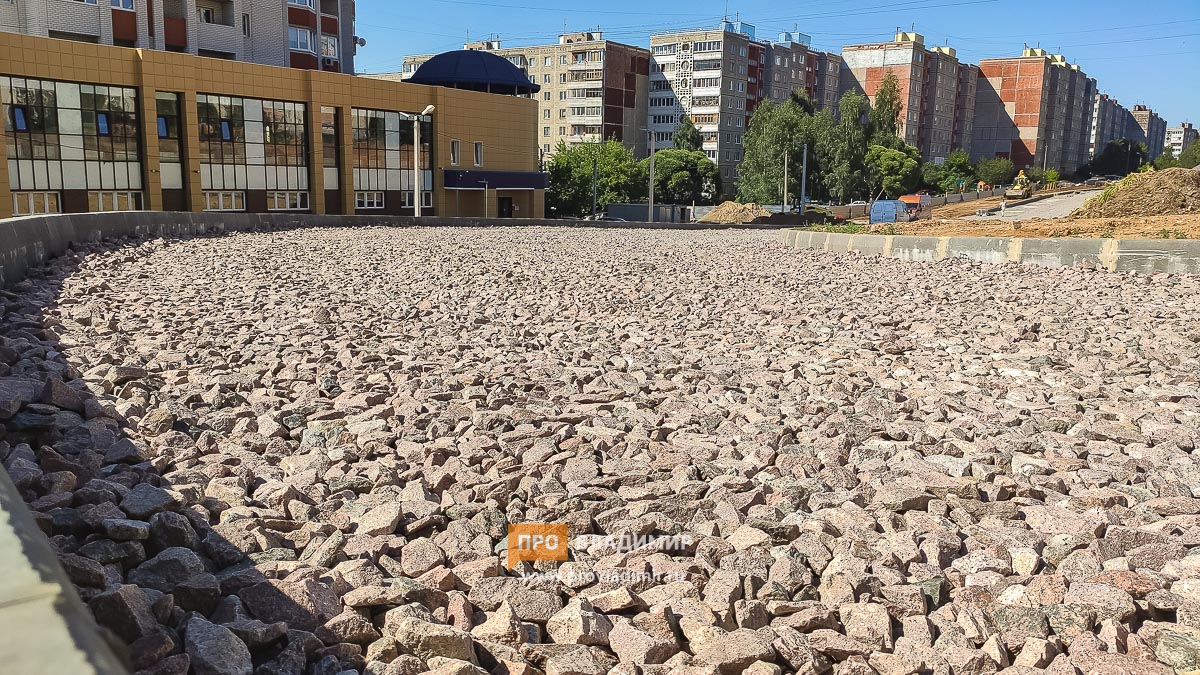 На развязке Чапаева-Сперанского подрядчик укладывает гранитное полотно новой дороги