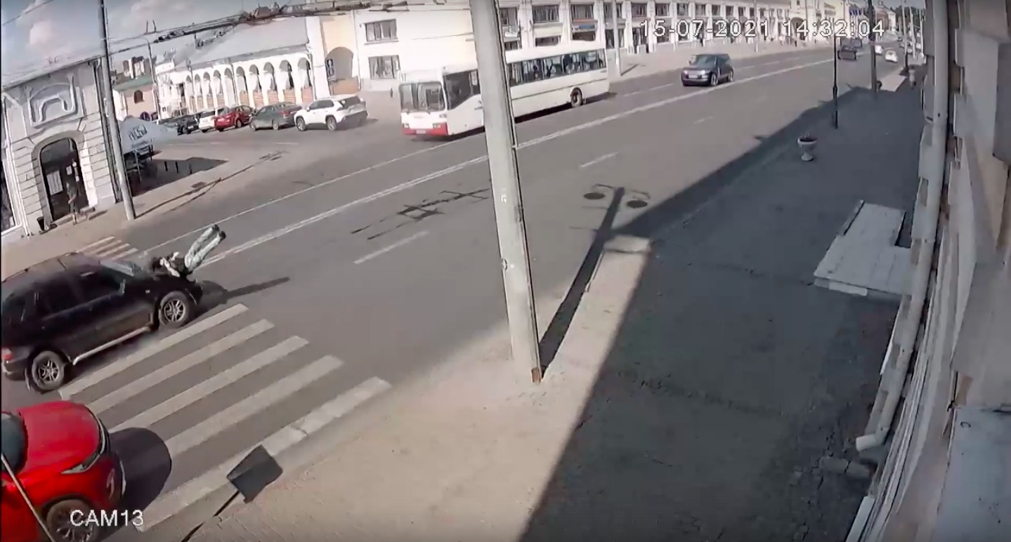 Опубликовано видео ДТП на пешеходном переходе в центре Владимира Опубликовано видео ДТП на пешеходном переходе в центре Владимира
