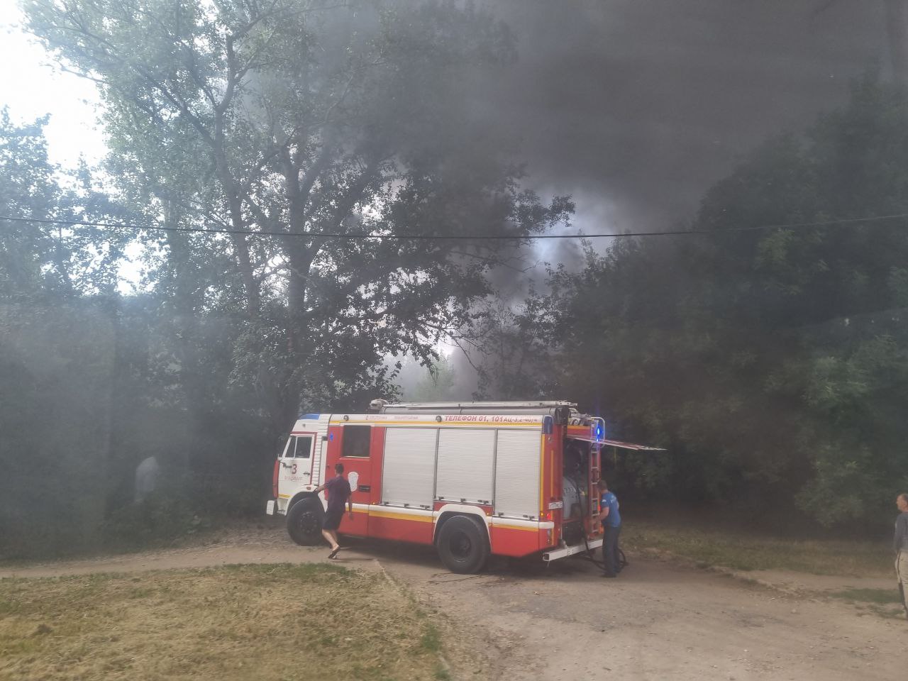 Во Владимире на площади в 180 м² загорелись автомобильные покрышки Во Владимире на площади в 180 м² загорелись автомобильные покрышки