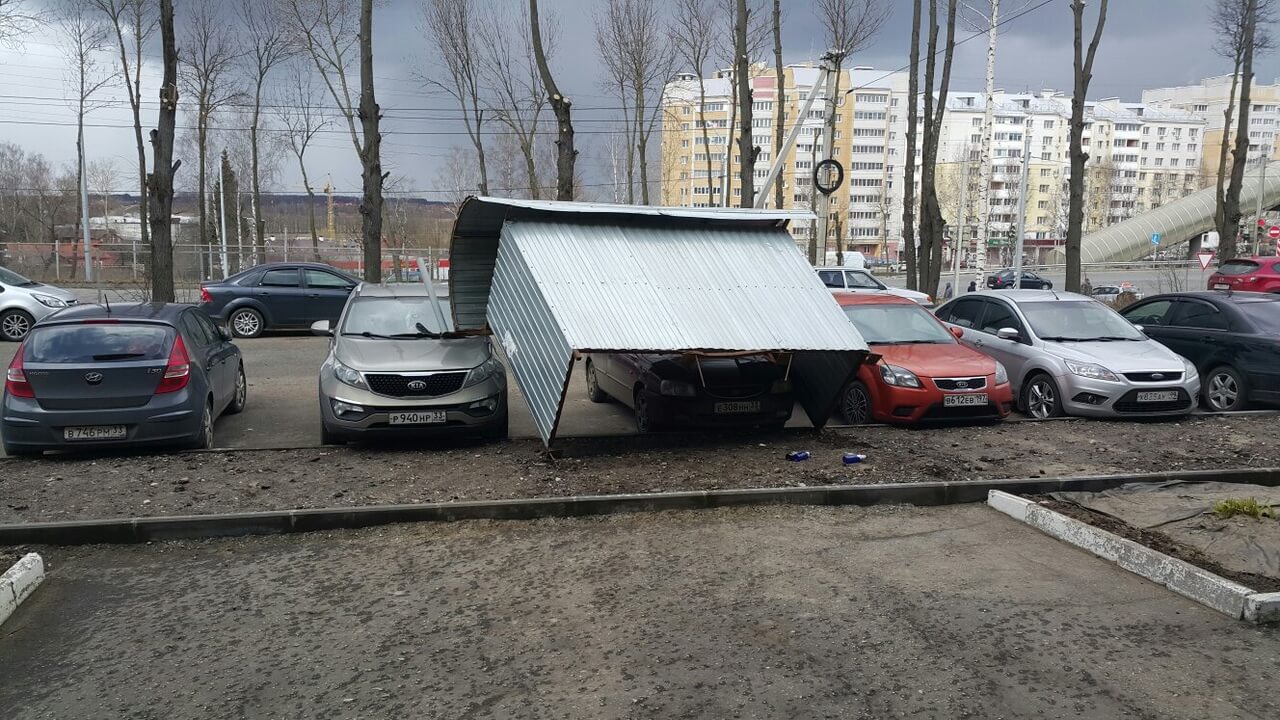 Облсуд заставил мэрию Владимира заплатить за повреждение машины, на которую упал металлический павильон на Лакина