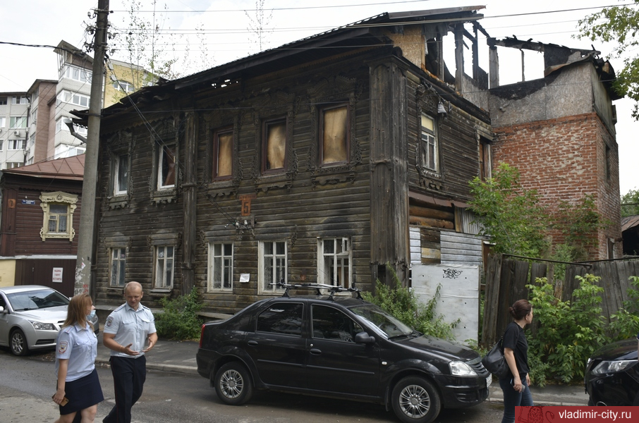 Чиновники мэрии и полицейские прошлись по заброшенным домам Владимира Чиновники мэрии и полицейские прошлись по заброшенным домам Владимира
