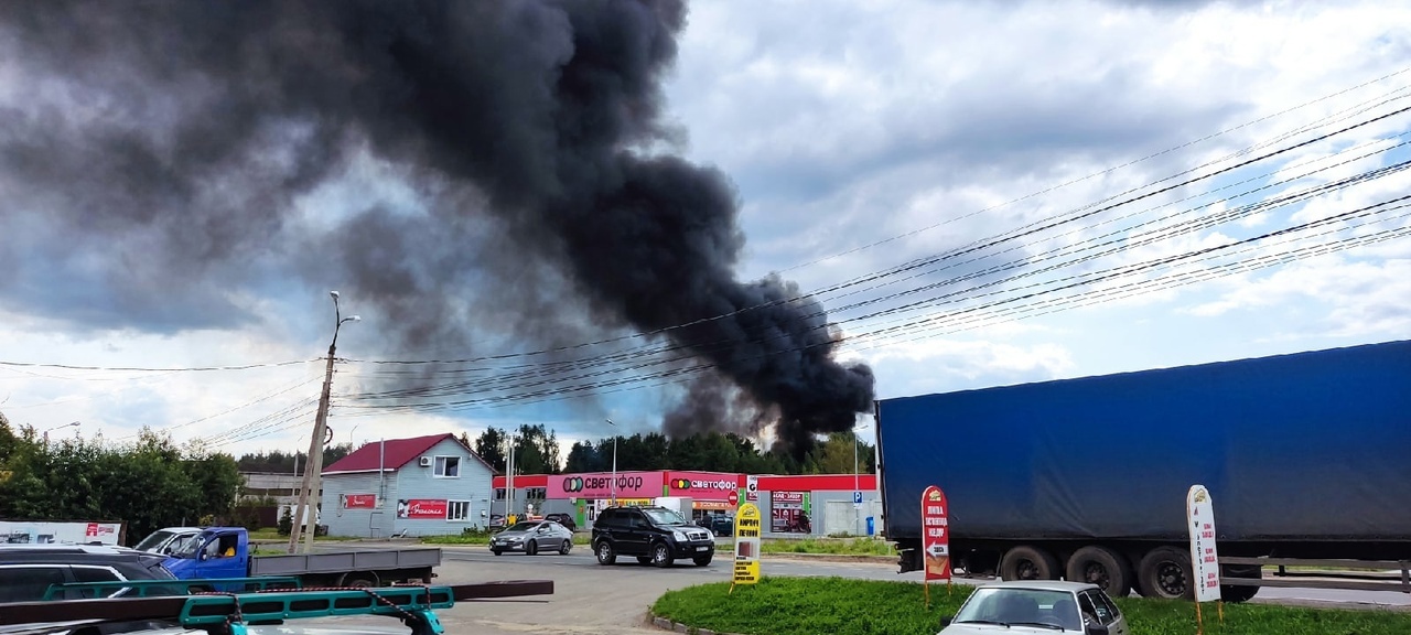 В Киржаче загорелся цех по производству фанеры В Киржаче загорелся цех по производству фанеры