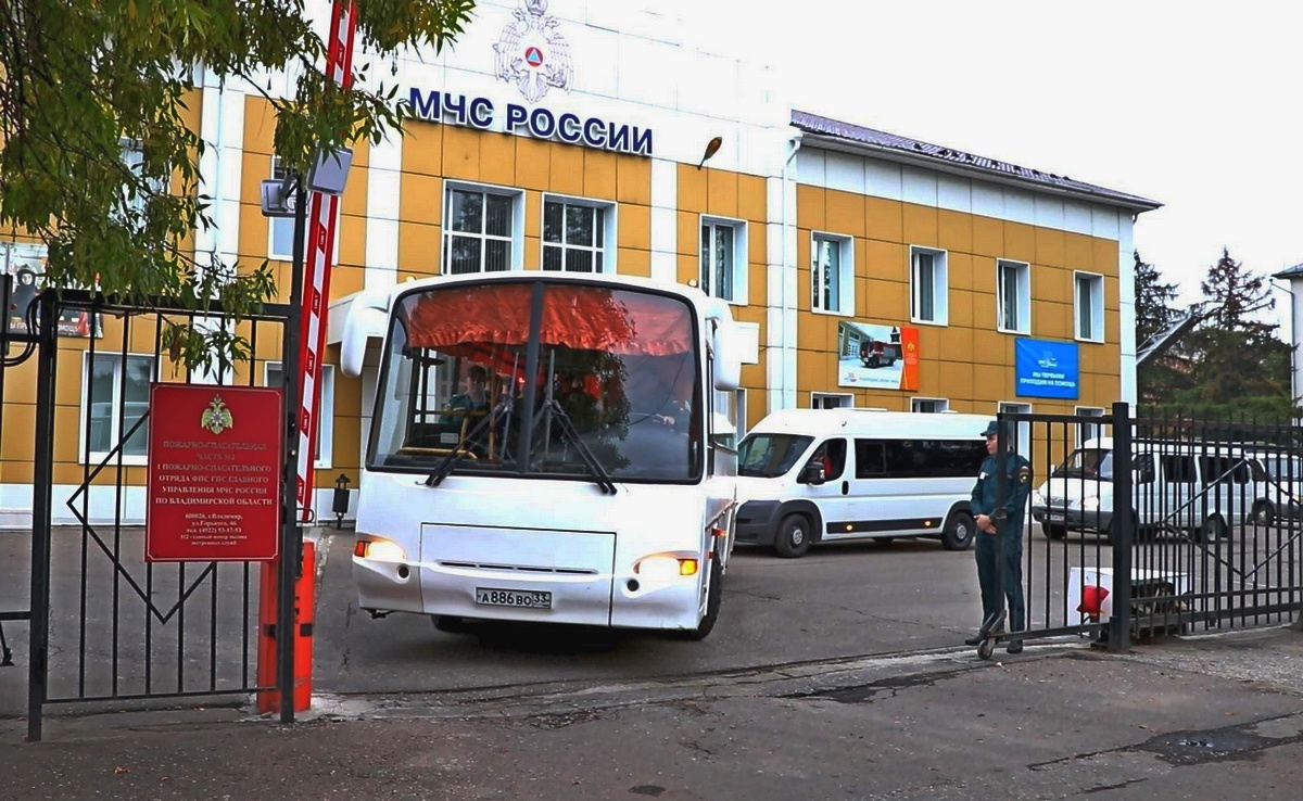 Вышедших из огненного кольца владимирских пожарных сменили коллеги