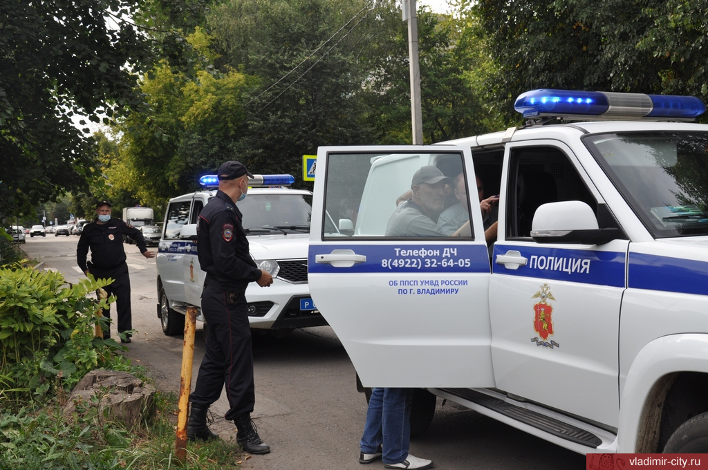 Во Владимире на улице Сакко и Ванцетти ловили торговцев фруктами