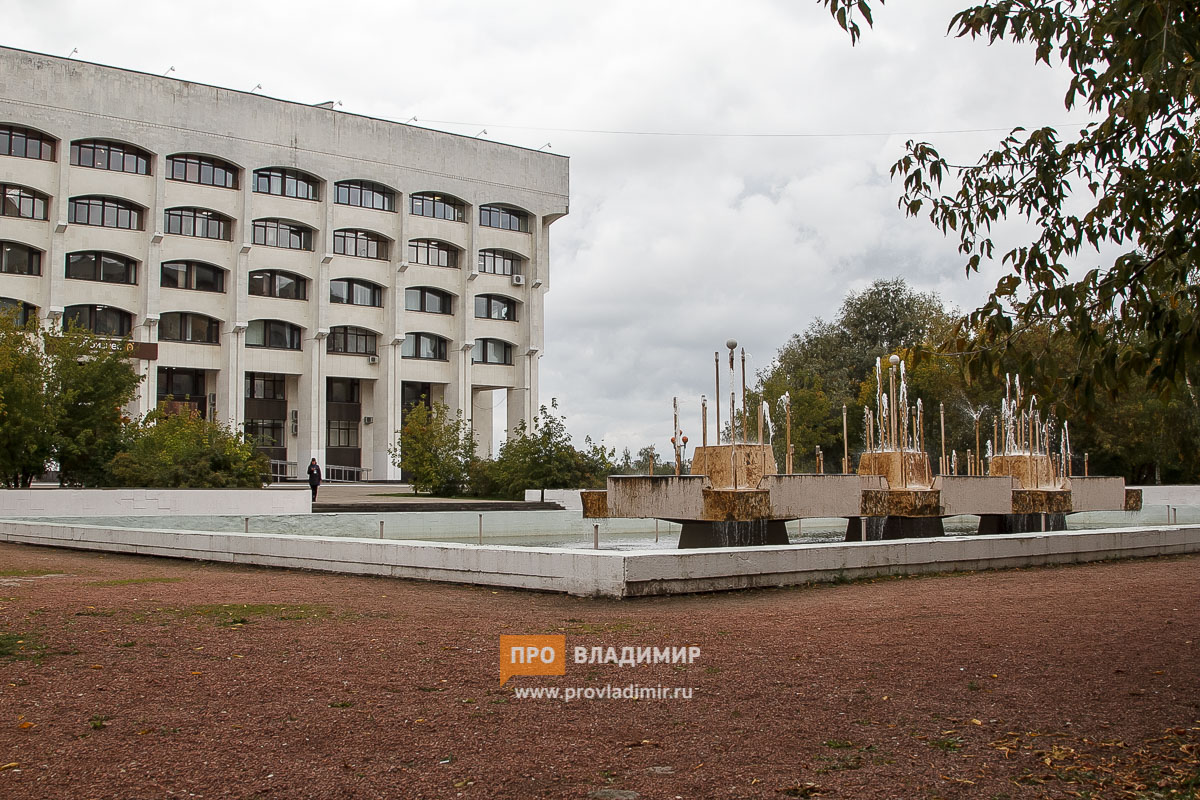 Старый фонтан у Белого дома снесут и заменят на новый сквер