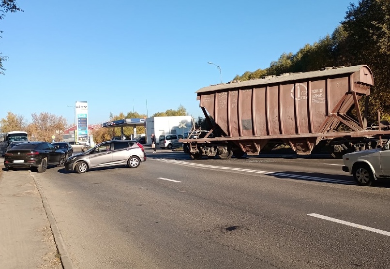 Во Владимире на Рокадке автомобиль столкнулся с грузовым поездом