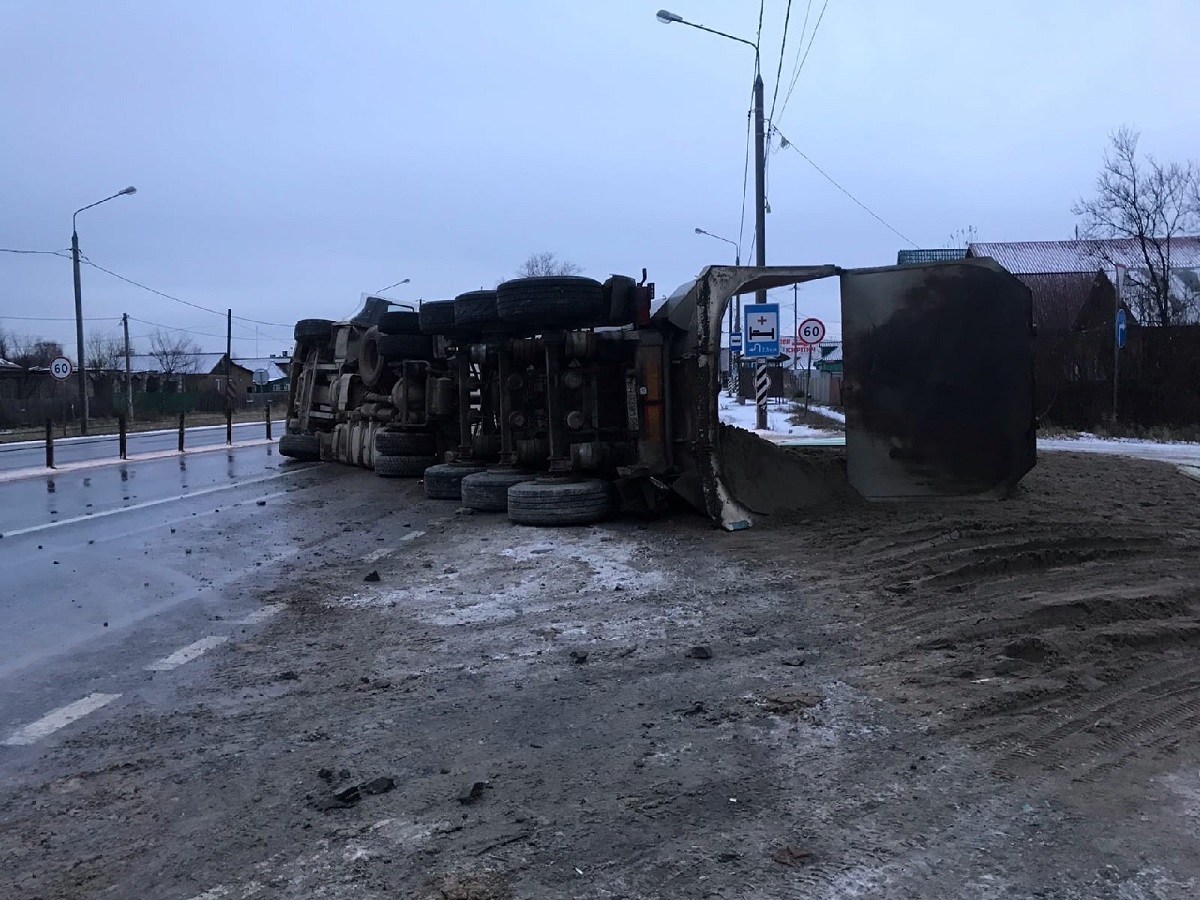 В Петушках грузовик перегородил часть трассы М-7 из-за ДТП В Петушках грузовик перегородил часть трассы М-7 из-за ДТП