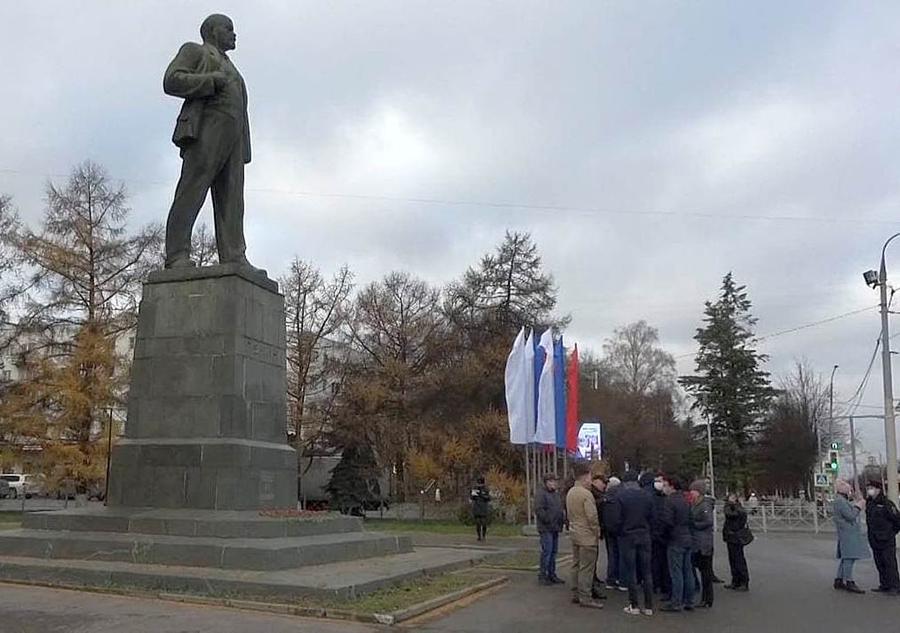 Владимирские коммунисты возложили цветы к памятнику Ленина