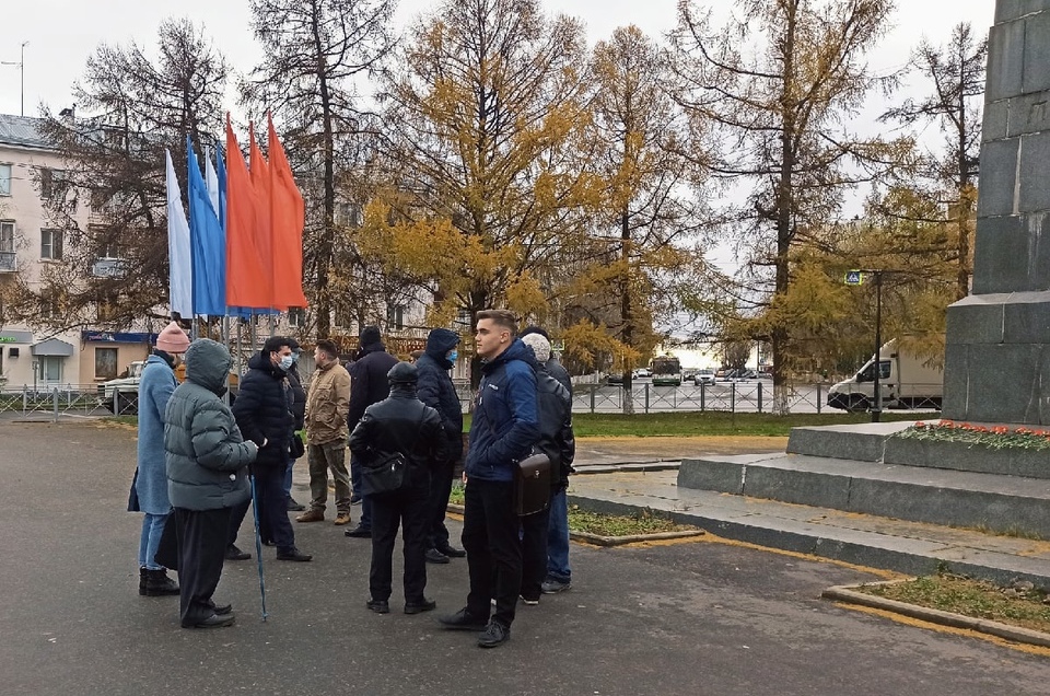 Владимирские коммунисты возложили цветы к памятнику Ленина