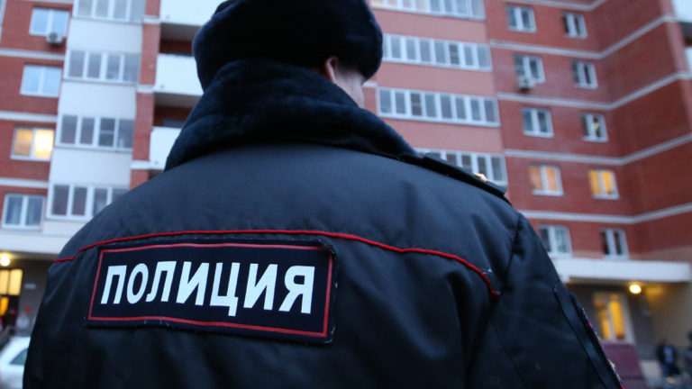 Обманул школьницу