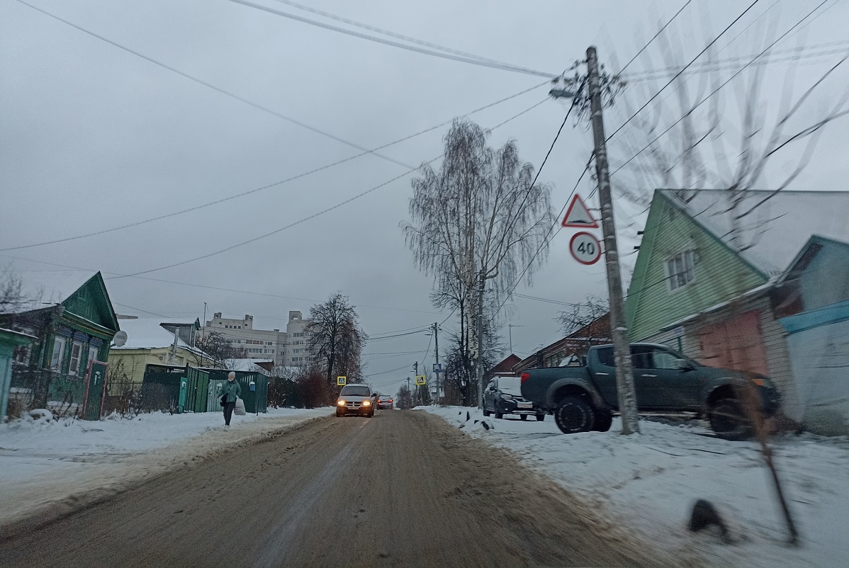 Жители частных домов просят сделать дорогу на улице Пугачева односторонней Жители частных домов просят сделать дорогу на улице Пугачева односторонней