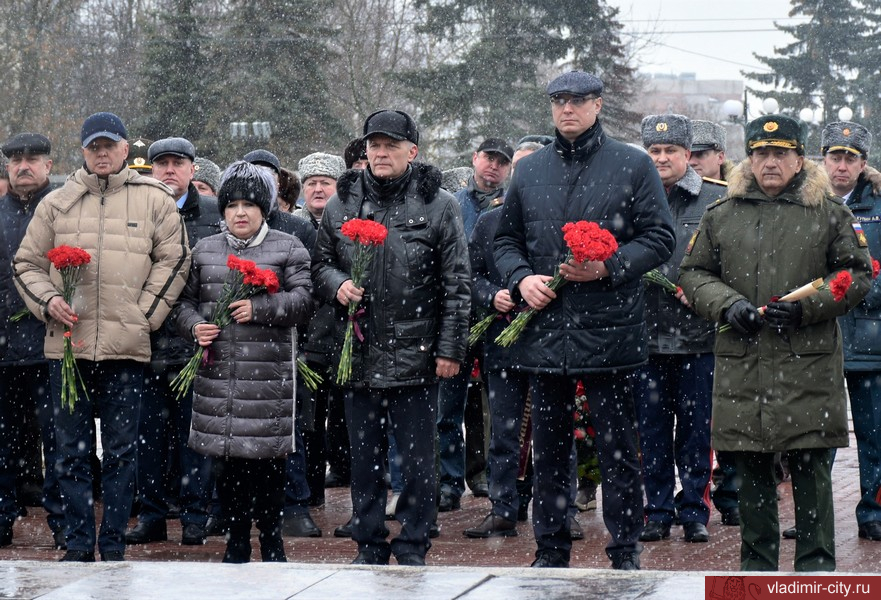 23 февраля во Владимире: чиновники возложили цветы, члены КПРФ провели митинг, а ЛДПР - пикеты