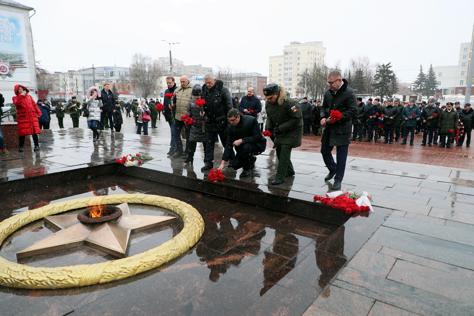 23 февраля во Владимире: чиновники возложили цветы, члены КПРФ провели митинг, а ЛДПР - пикеты