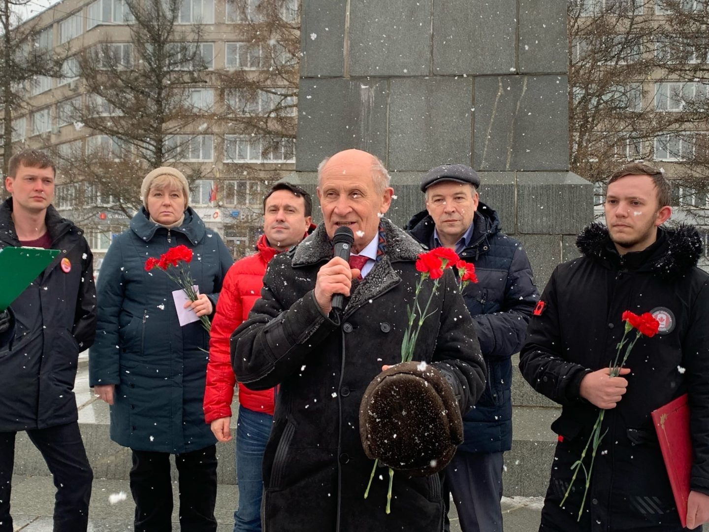 23 февраля во Владимире: чиновники возложили цветы, члены КПРФ провели митинг, а ЛДПР - пикеты