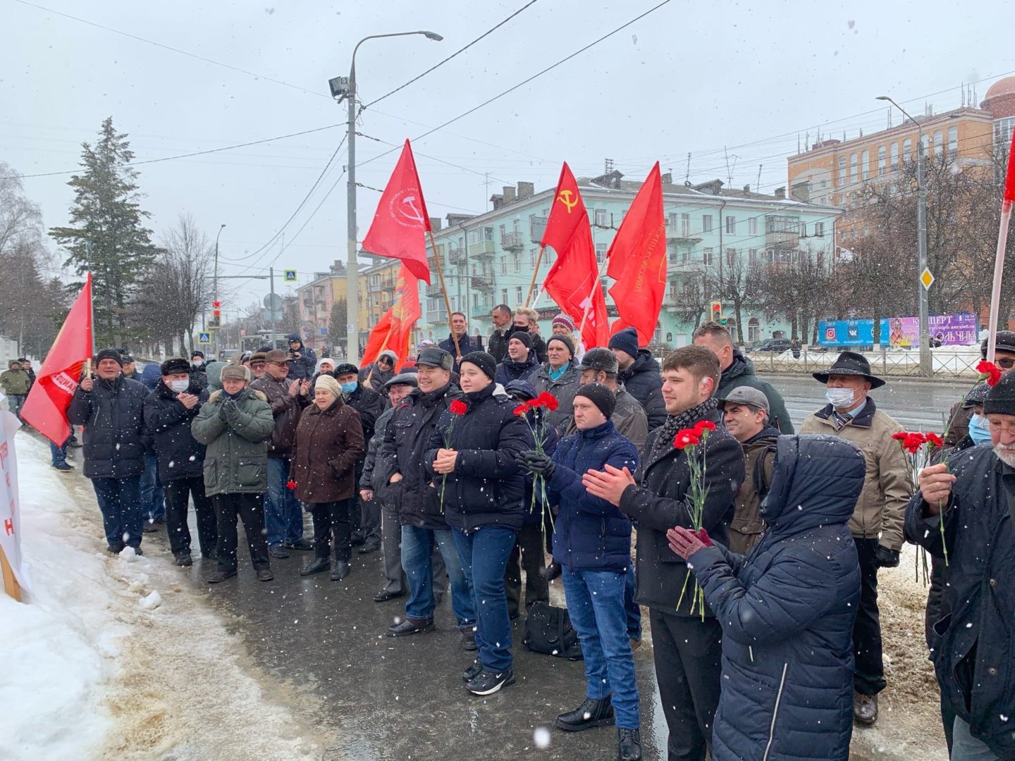 23 февраля во Владимире: чиновники возложили цветы, члены КПРФ провели митинг, а ЛДПР - пикеты