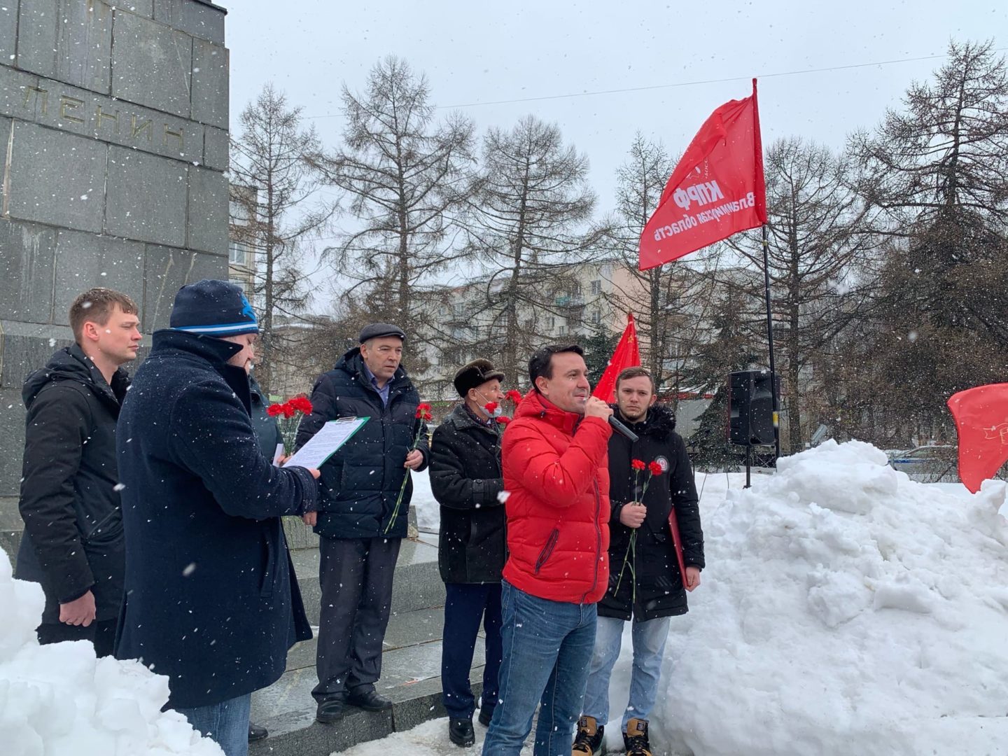 23 февраля во Владимире: чиновники возложили цветы, члены КПРФ провели митинг, а ЛДПР - пикеты