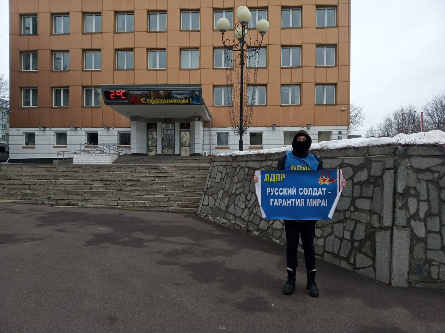 23 февраля во Владимире: чиновники возложили цветы, члены КПРФ провели митинг, а ЛДПР - пикеты