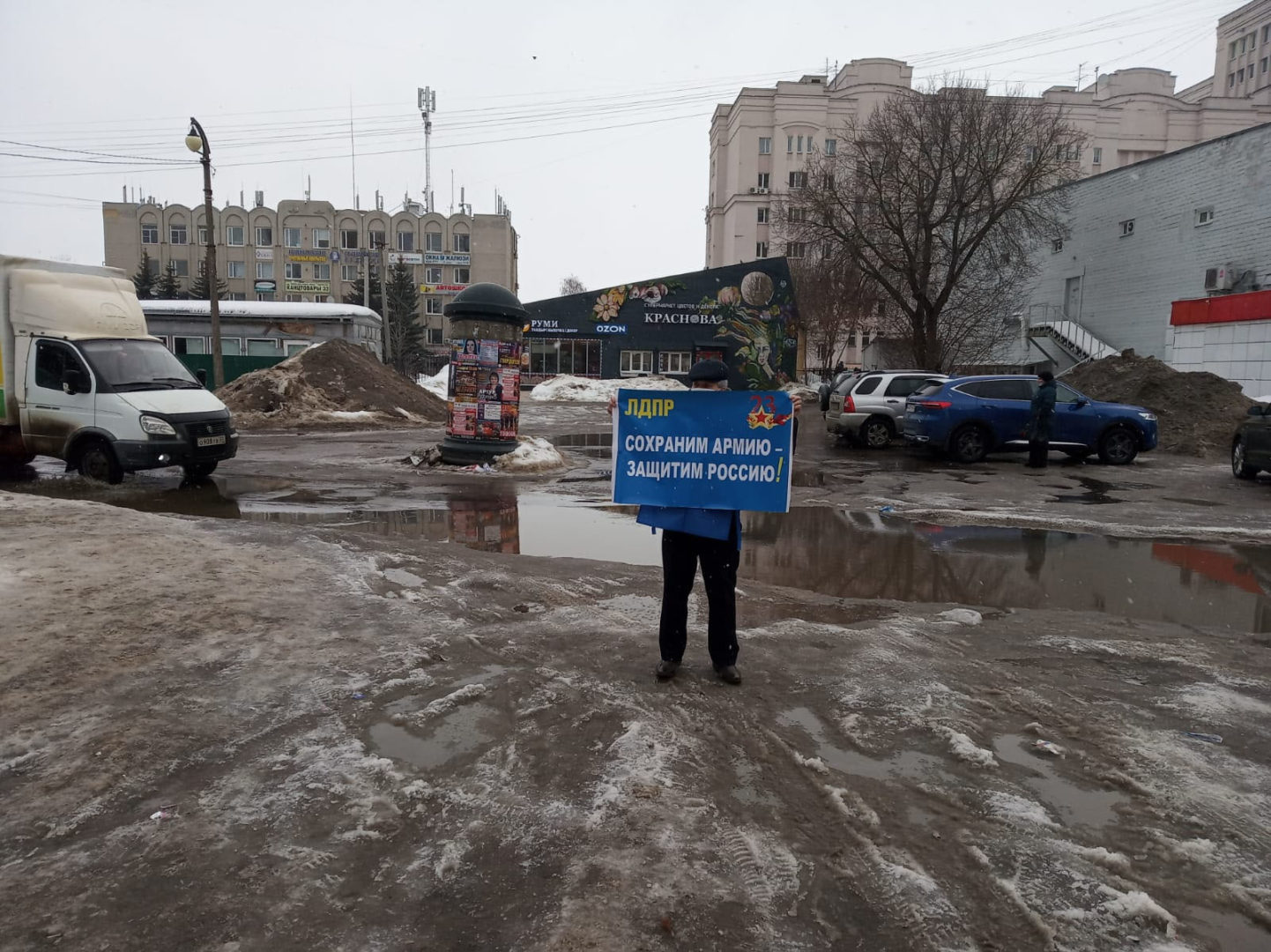 23 февраля во Владимире: чиновники возложили цветы, члены КПРФ провели митинг, а ЛДПР - пикеты