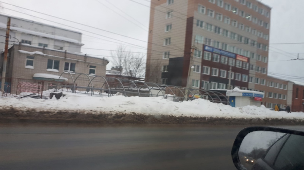 Рухнувшую крышу подземного переход у ВХЗ начали восстанавливать Рухнувшую крышу подземного переход у ВХЗ начали восстанавливать