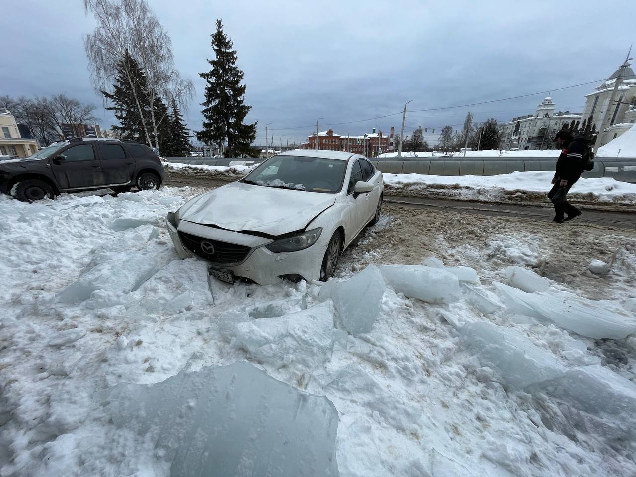 Во Владимире ледяная глыба сошла с крыши здания на припаркованные авто