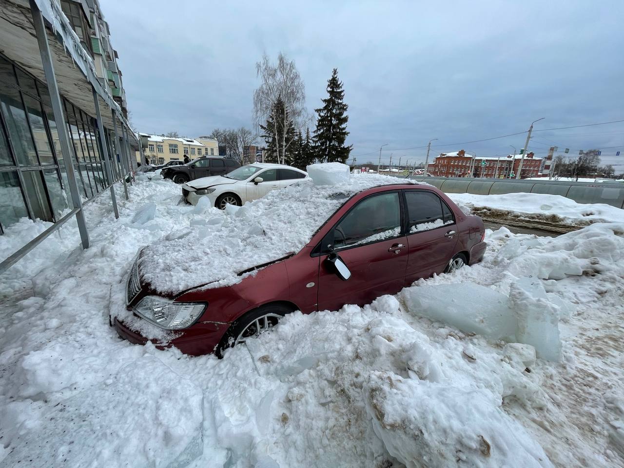 Во Владимире ледяная глыба сошла с крыши здания на припаркованные авто