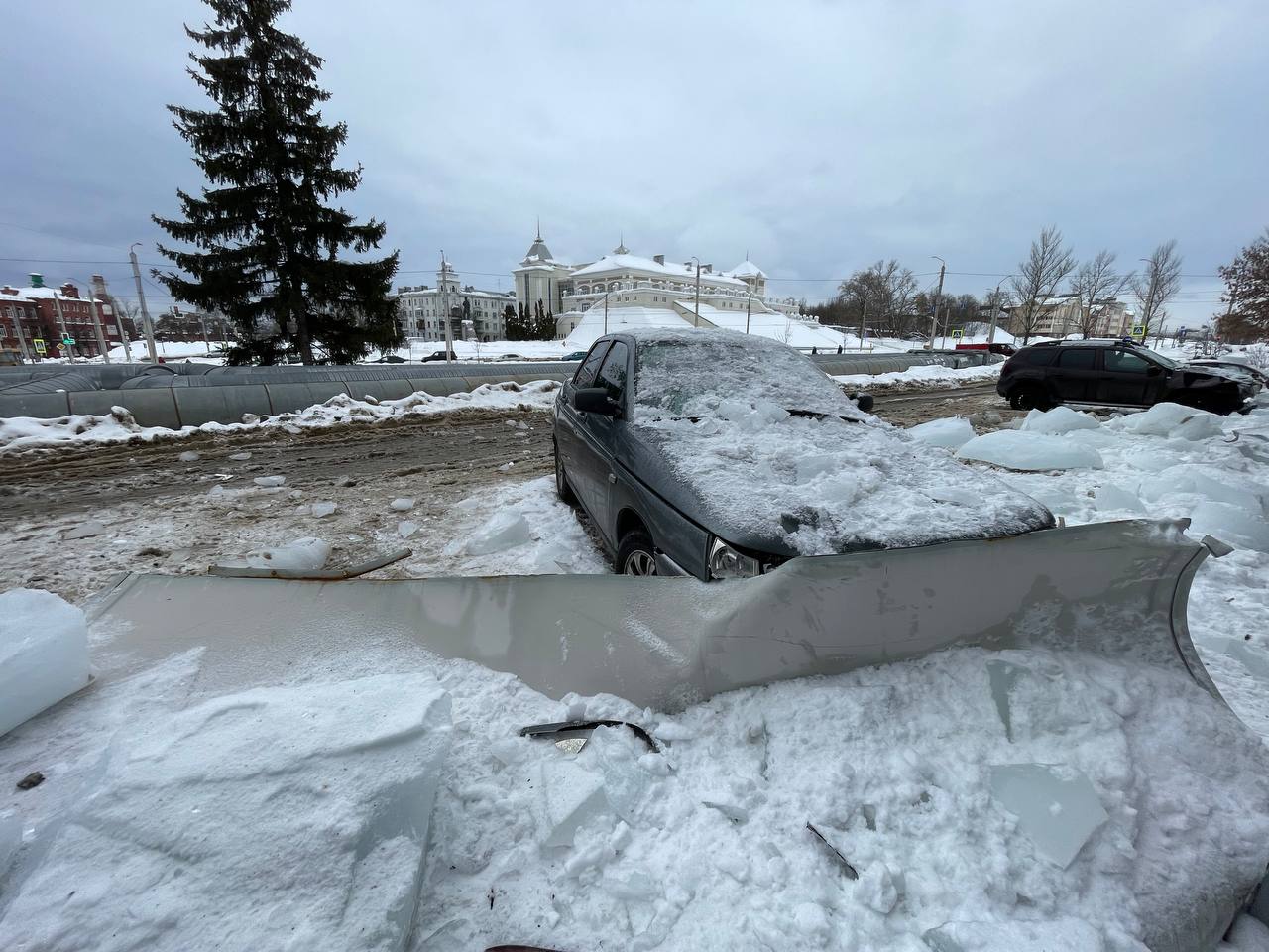 Во Владимире ледяная глыба сошла с крыши здания на припаркованные авто