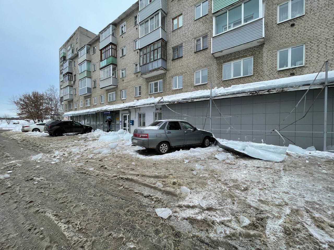 Во Владимире ледяная глыба сошла с крыши здания на припаркованные авто