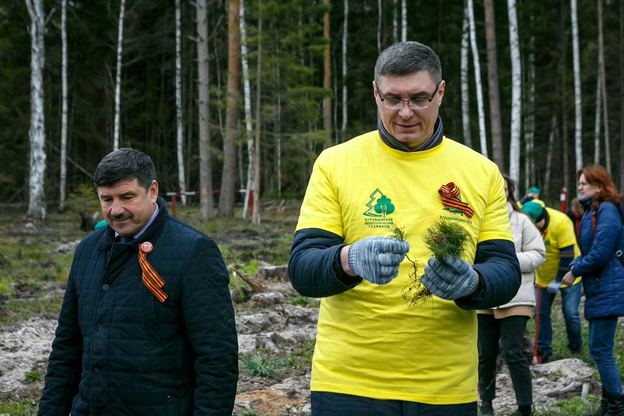 Александр Авдеев высадил деревья в рамках акции «Сад памяти»