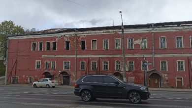 Мэрия Владимира убрала ограждение у аварийного здания бывшего военкомата