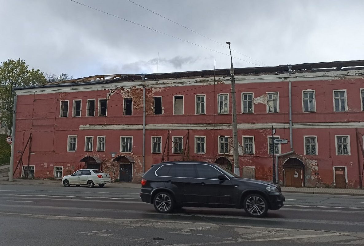Мэрия Владимира убрала ограждение у аварийного здания бывшего военкомата Мэрия Владимира убрала ограждение у аварийного здания бывшего военкомата