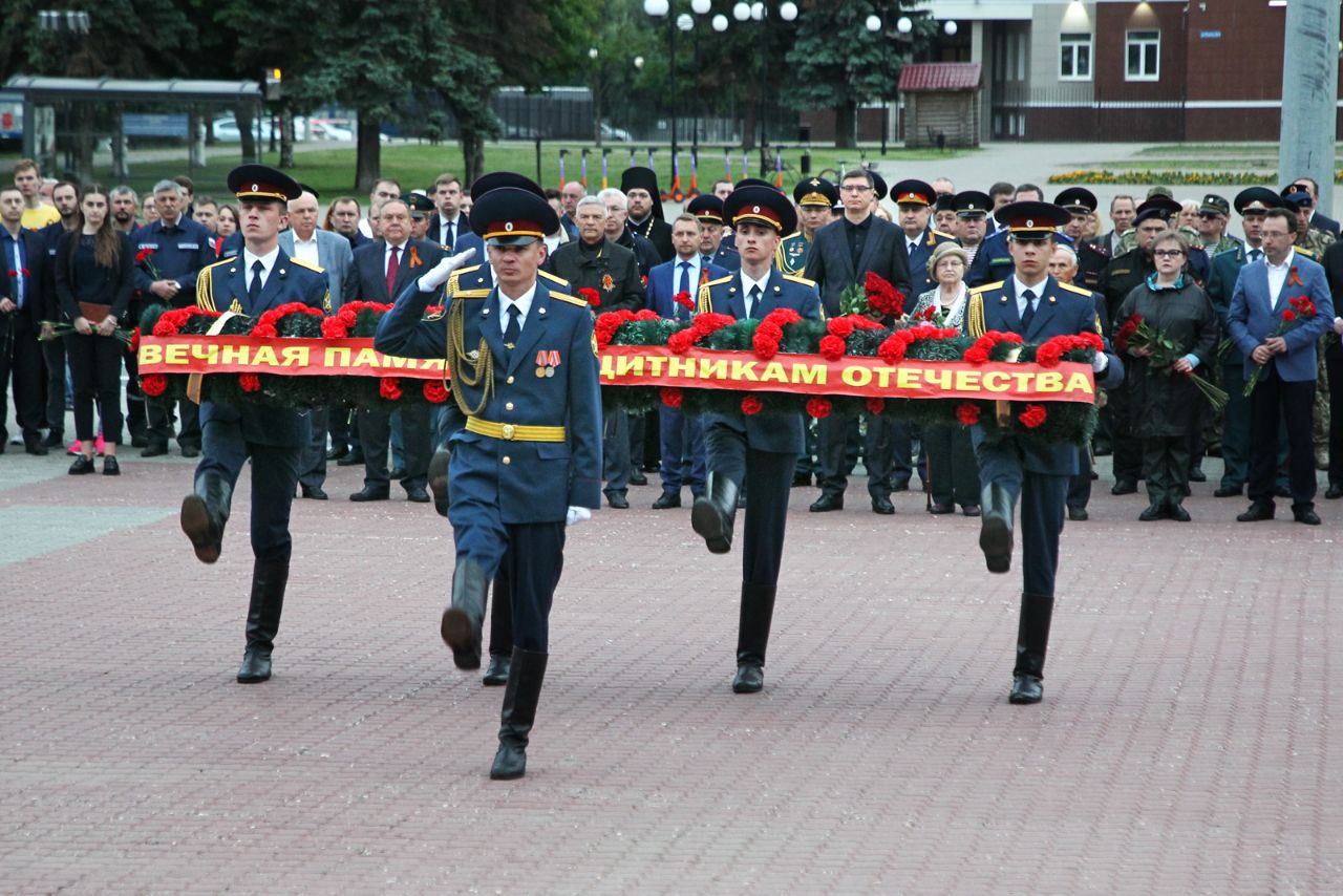 На площади Победы рано утром почтили память погибших в годы Великой Отечественной войны