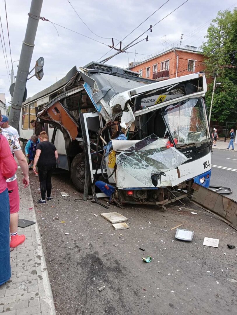 Во Владимире троллейбус врезался в столб, есть пострадавшие