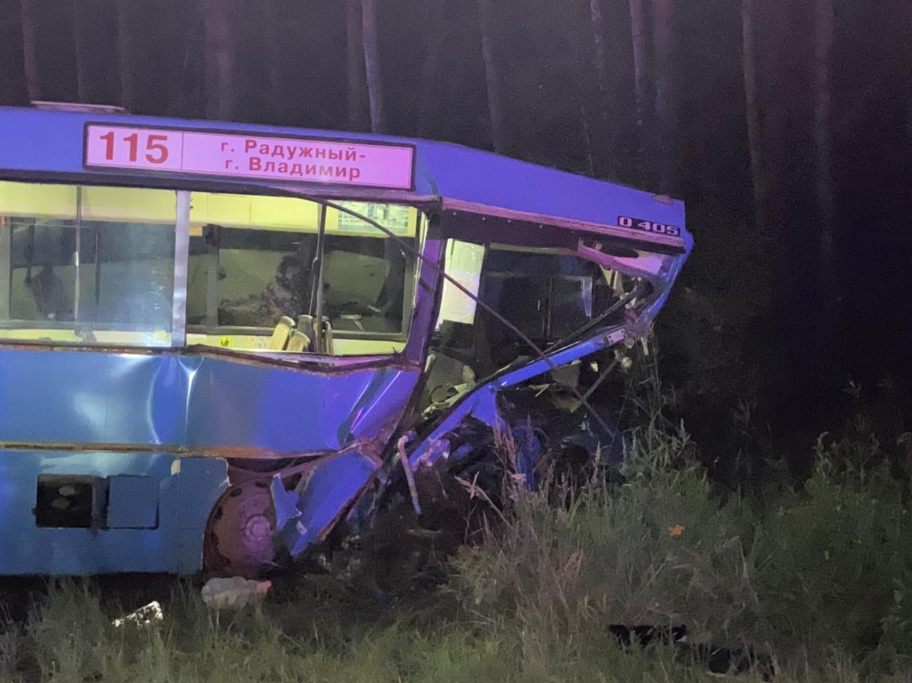 Во Владимире в Загородном столкнулись автомобиль и автобус. Есть погибшие