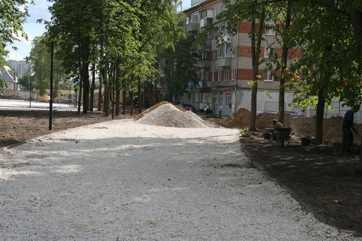 В Коврове в сквере на Комсомольской асфальтируют дорожки и тротуары В Коврове в сквере на Комсомольской асфальтируют дорожки и тротуары